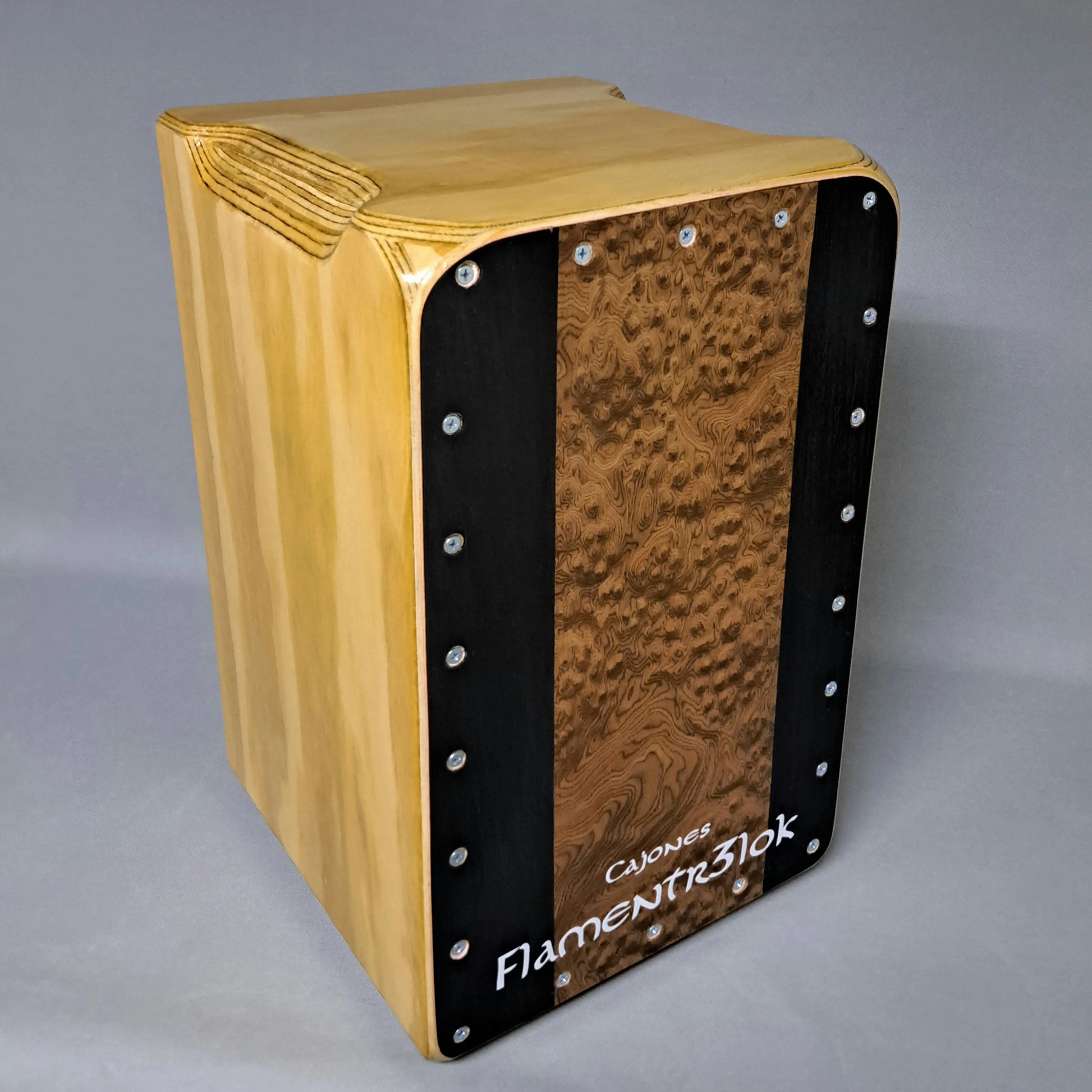 Cajón Flamenco Profesional Montura Madera Brava detalle frontal cajón musical
