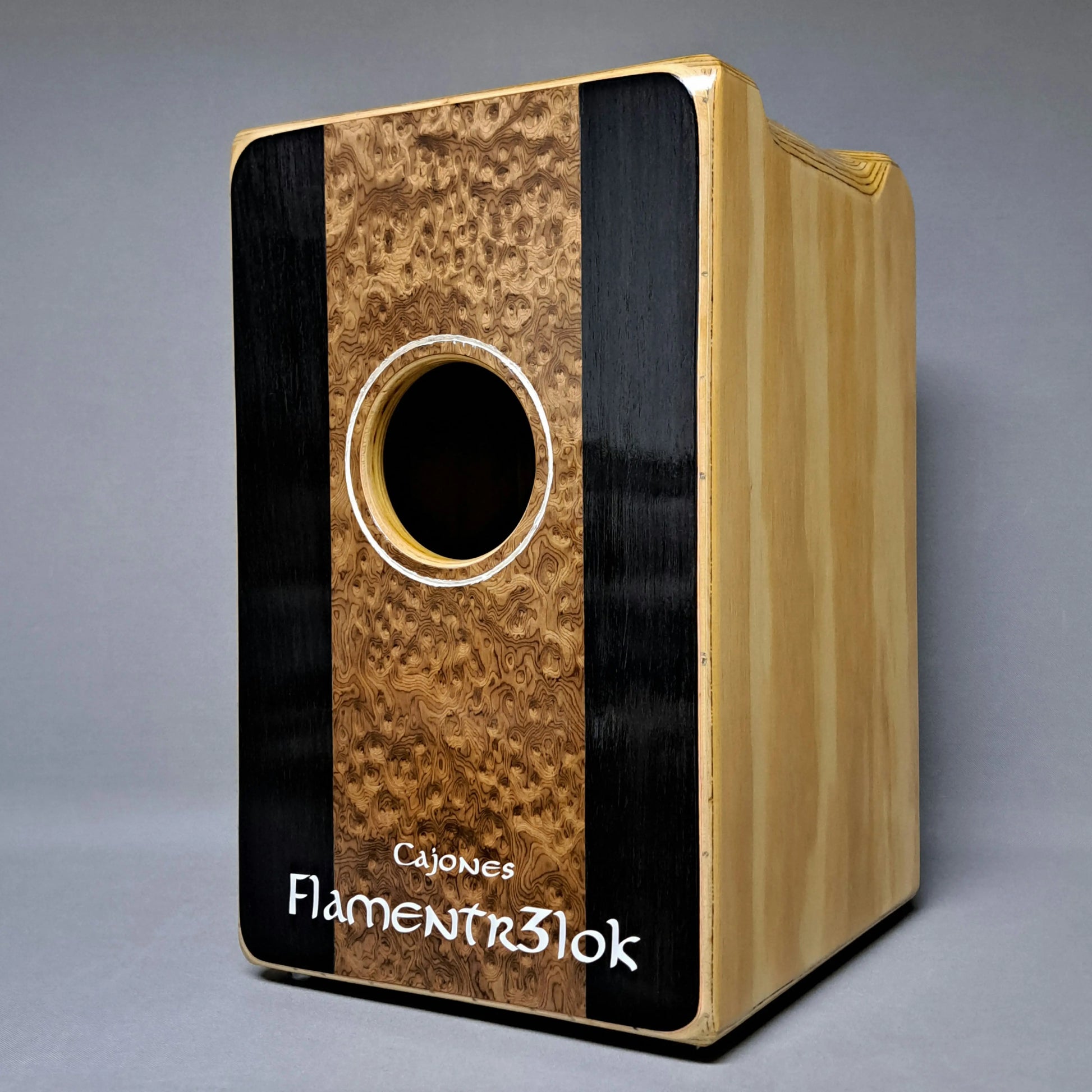 Cajón Flamenco Profesional Montura Madera Brava detalle frontal cajón musical
